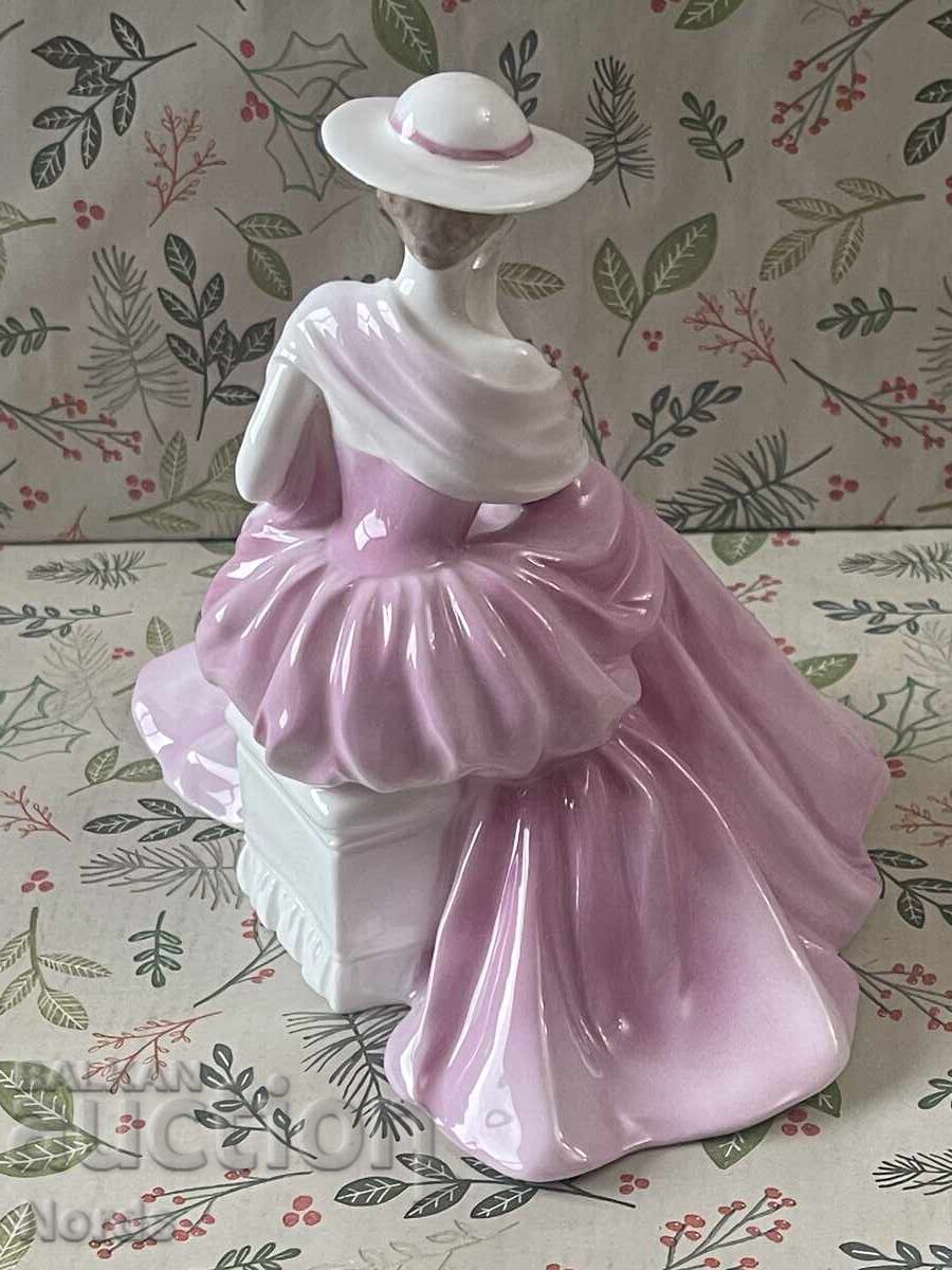 Доставка на Coalport порцеланова фигурка