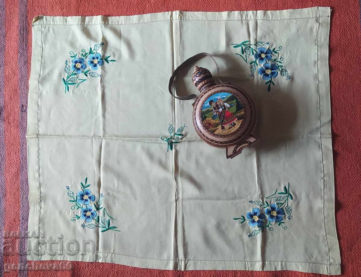 Δημοπρασία Ξύλινη πυρογραφημένη μπουκάλι και όμορφο κεντημένο καρέ