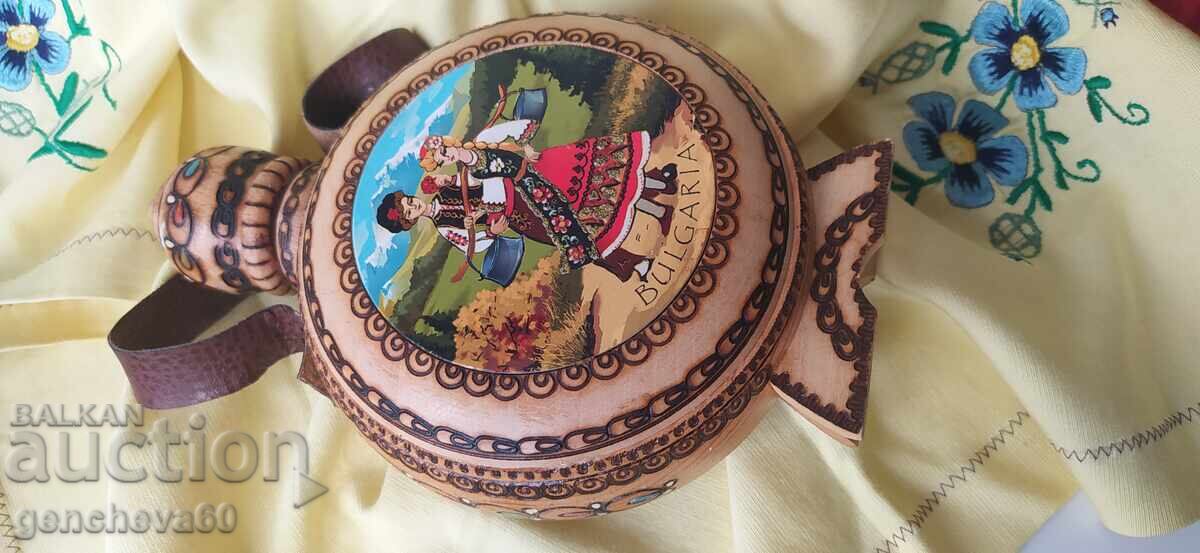 Wooden pyrography flask and embroidered doily - 6