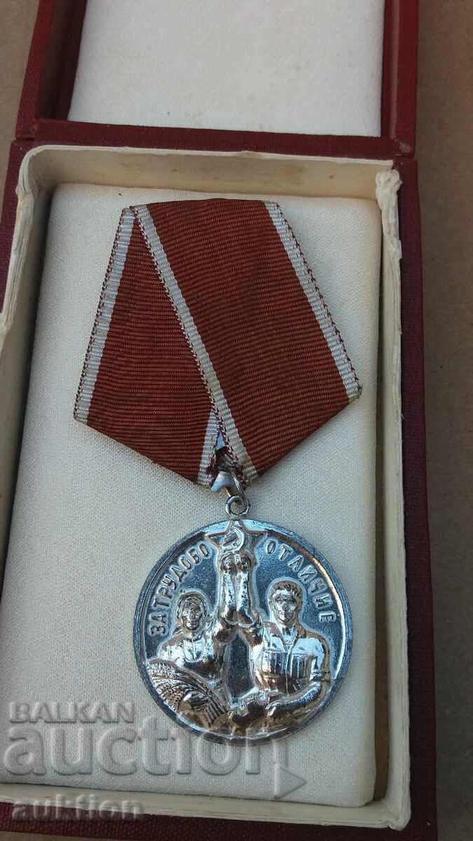 Παράδοση Μετάλλιο Εργατικής Αριστείας με κουτί Παράδοση Μετάλλιο Εργατικής Αριστείας με κουτί