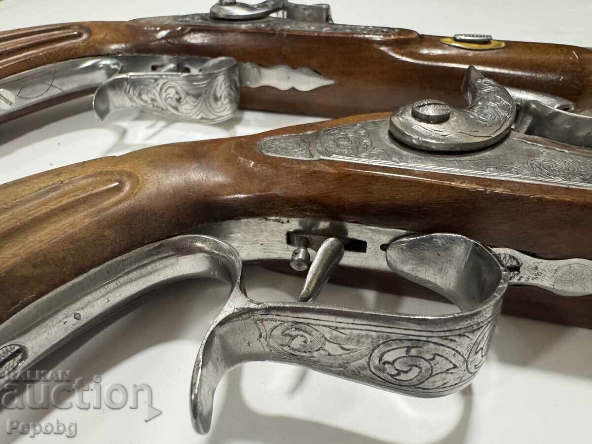 O pereche unică de pistoale capsulă într-o cutie - 5