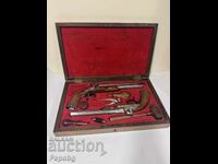 O pereche unică de pistoale capsulă într-o cutie