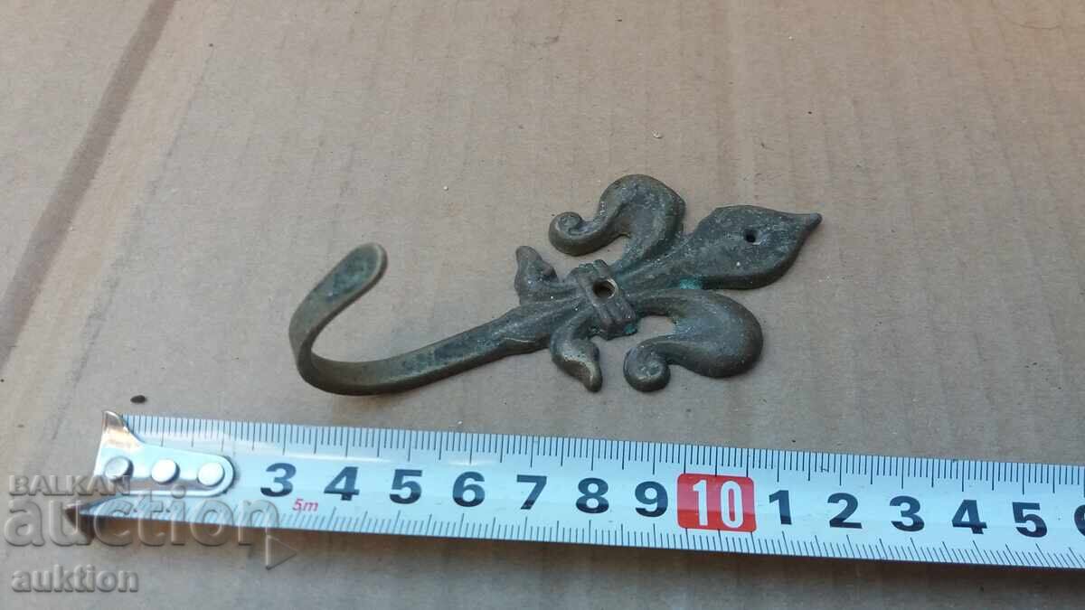 Αριστοκρατική μπρούτζινη κρεμάστρα με τιμή 2.99 BGN | € 1.53