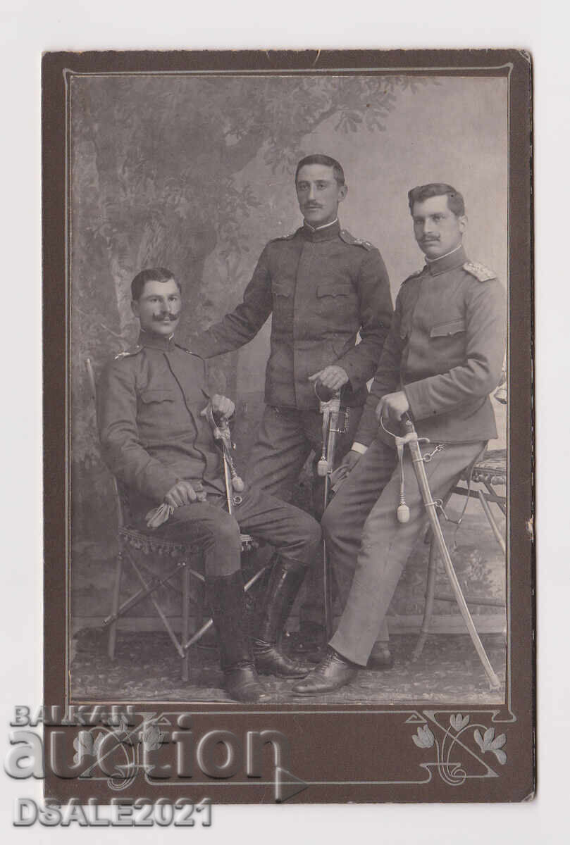 Ofițeri de uniformă de sabie ai Regimentului 32 Infanterie, fotografie pe carton, 1909 Ofițeri de uniformă de sabie ai Regimentului 32 Infanterie, fotografie pe carton, 1909