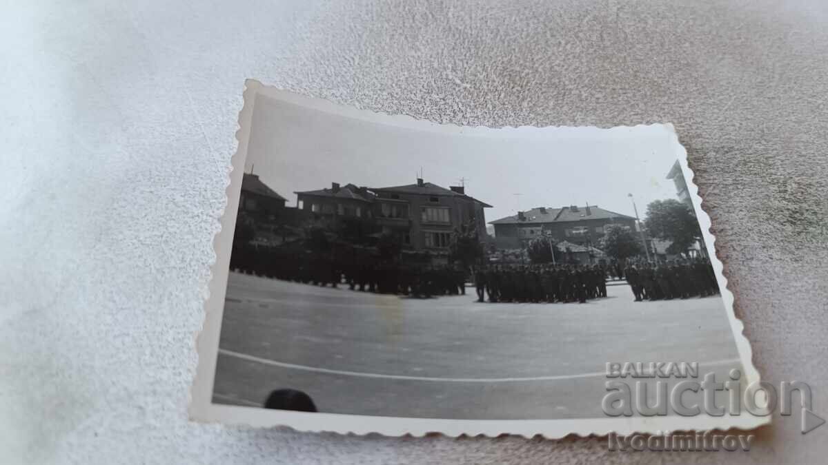 Снимка Строени офицери и войници на площада Снимка Строени офицери и войници на площада