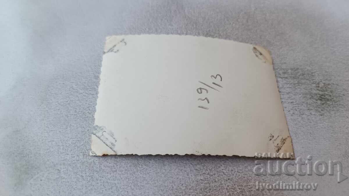 Φωτογραφία Αξιωματικού και στρατιώτη με στρατιωτικό τηλεσκόπιο με τιμή 2.15 BGN | € 1.10