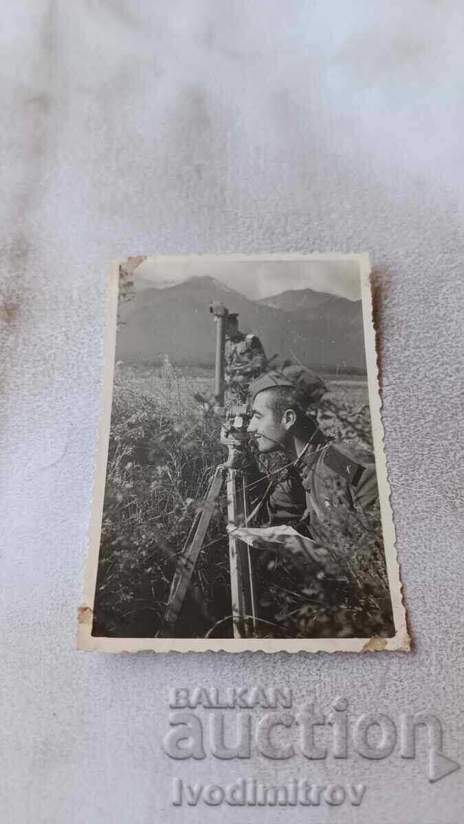 Φωτογραφία Αξιωματικού και στρατιώτη με στρατιωτικό τηλεσκόπιο