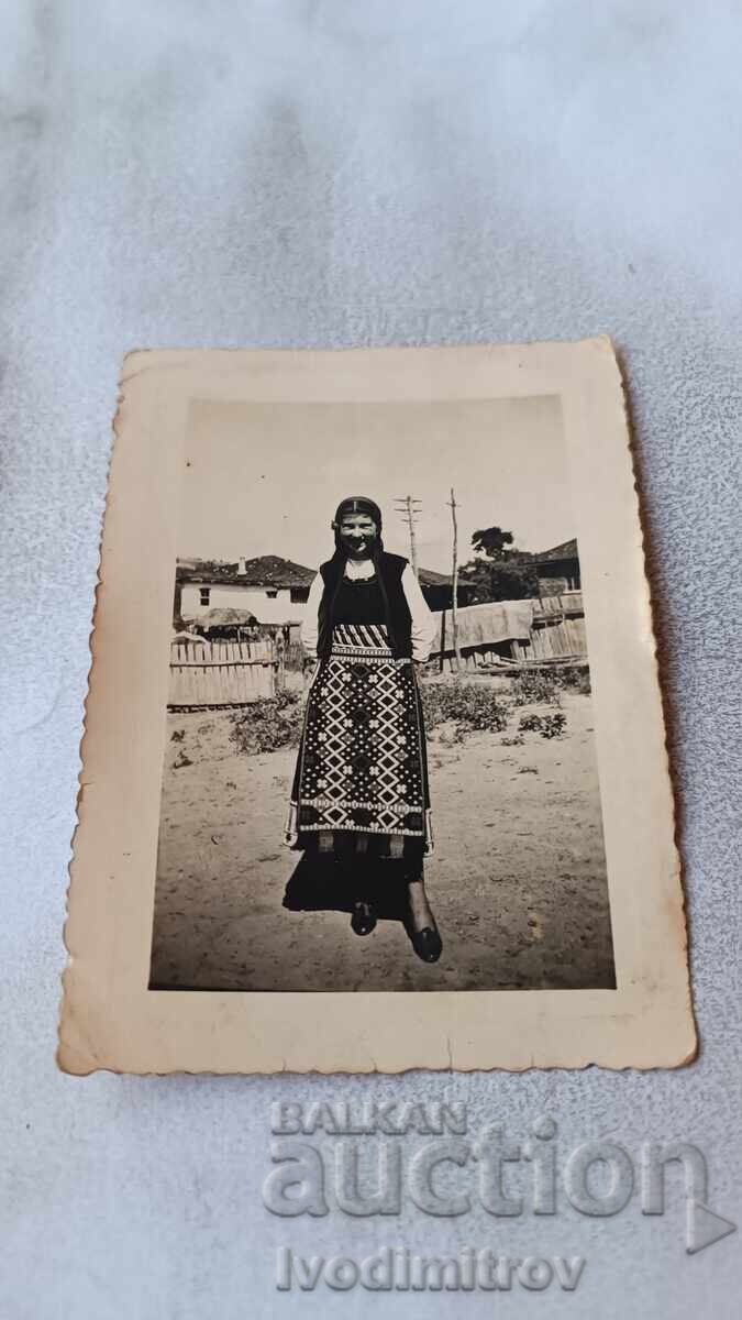 Foto Femeie în costum popular Foto Femeie în costum popular