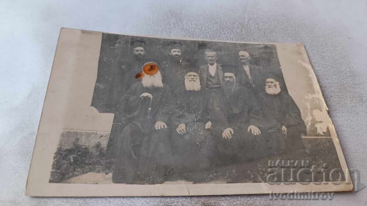 Снимка Двама мъже и духовни лица Снимка Двама мъже и духовни лица