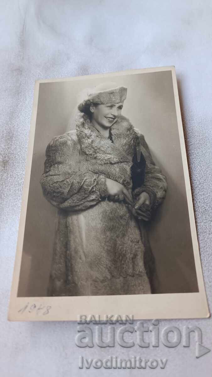 Fotografie Femeie în palton de piele 1948