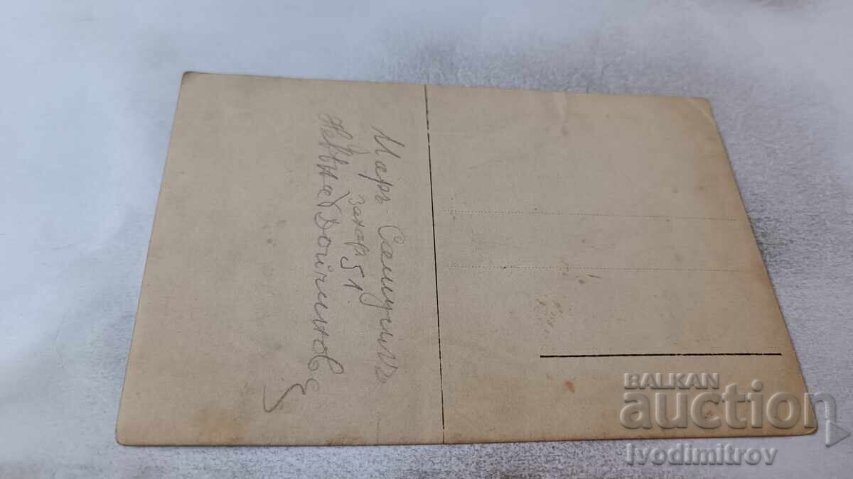 Φωτογραφία Τρία νέα κορίτσια ξαπλωμένα στο γρασίδι με τιμή 2.15 BGN | € 1.10