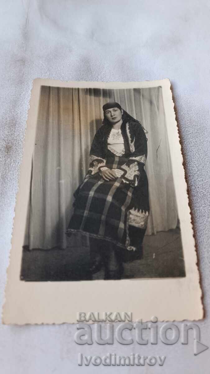 Снимка Млада жена с народна носия