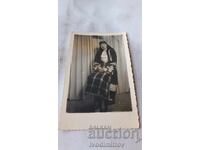 Fotografie Tânăra cu costum popular