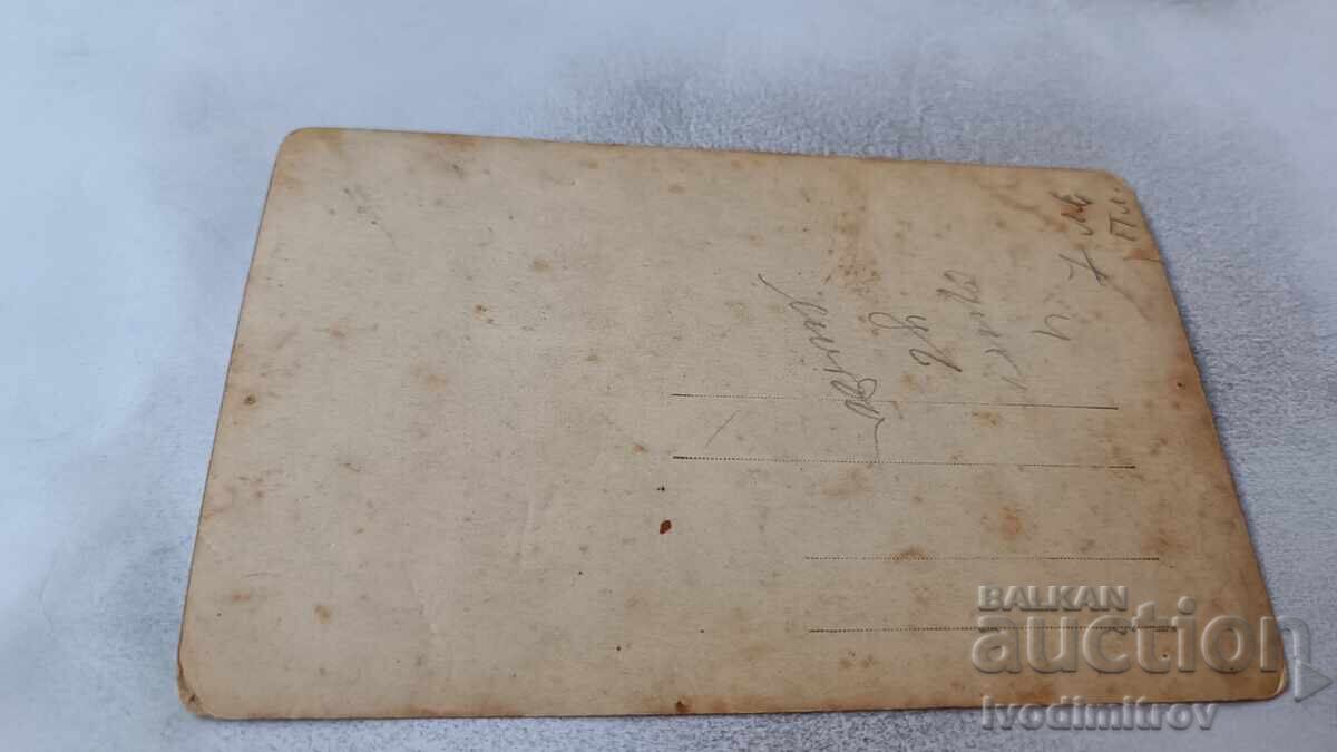 Φωτογραφία Νέας γυναίκας με παραδοσιακή ενδυμασία με τιμή 2.35 BGN | € 1.20