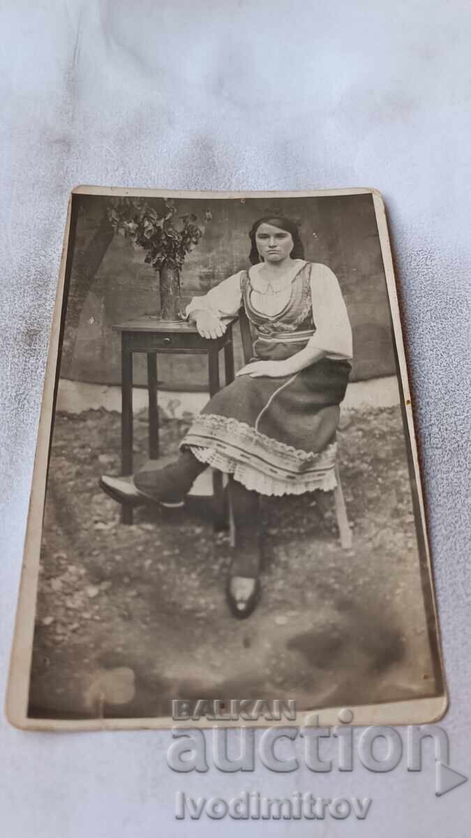 Φωτογραφία Νέας γυναίκας με παραδοσιακή ενδυμασία