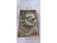 Φωτογραφία Νέας γυναίκας με παραδοσιακή ενδυμασία