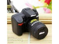 Unitate flash USB de 32 GB sub forma unui aparat foto Nikon