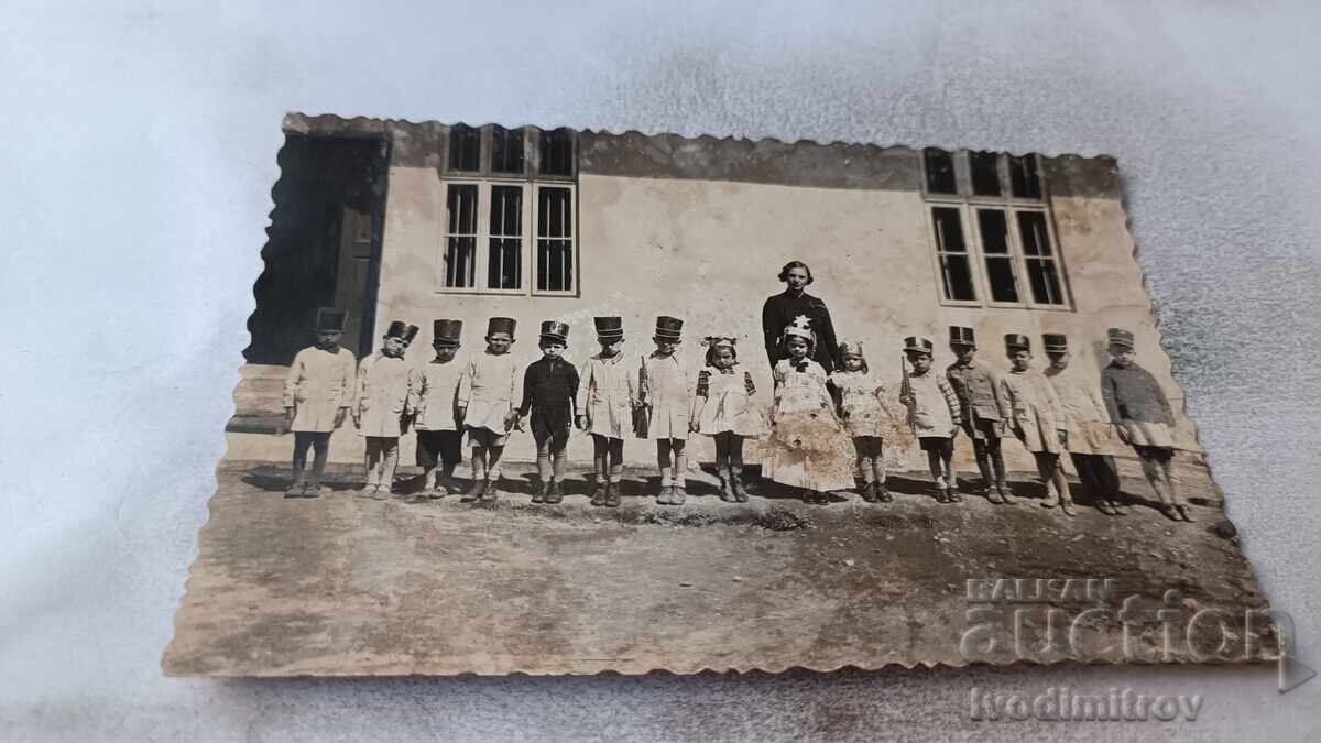 Снимка Ученици в карнавални костюми със своята учителка