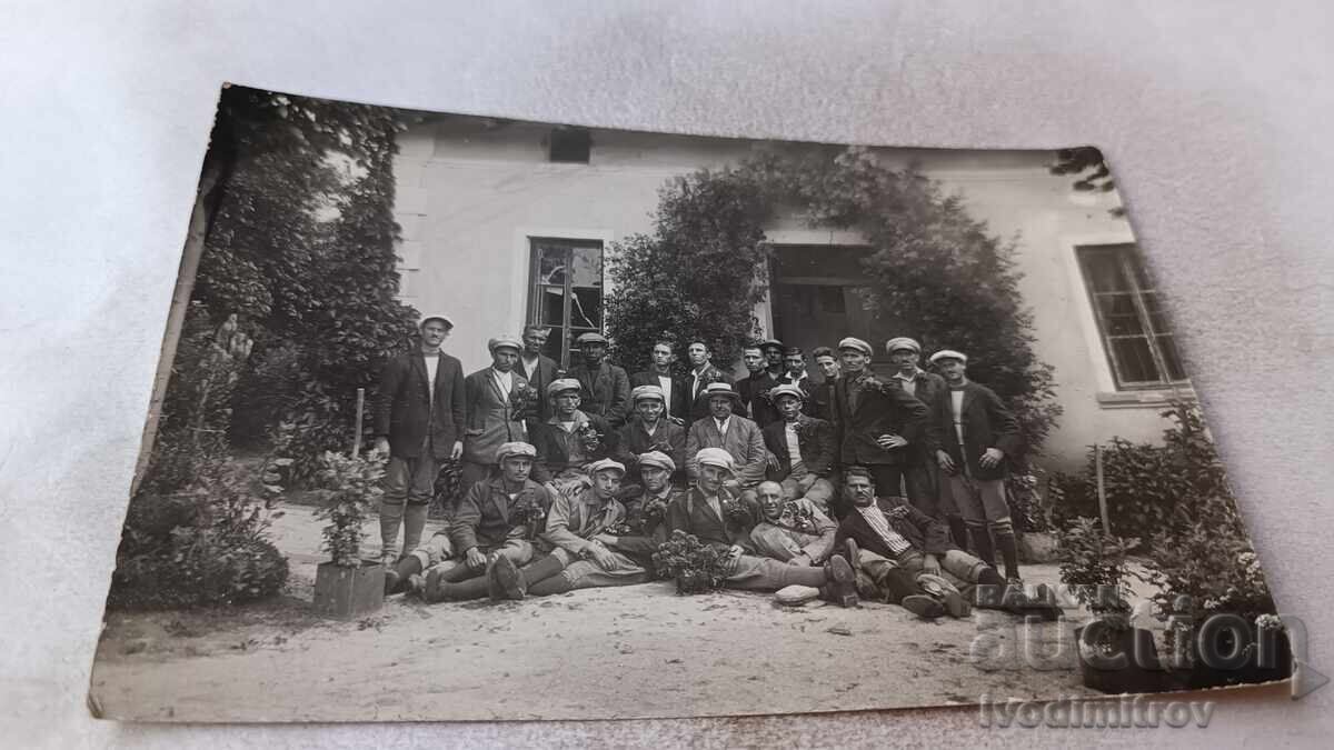 Снимка Млади мъже Снимка Млади мъже