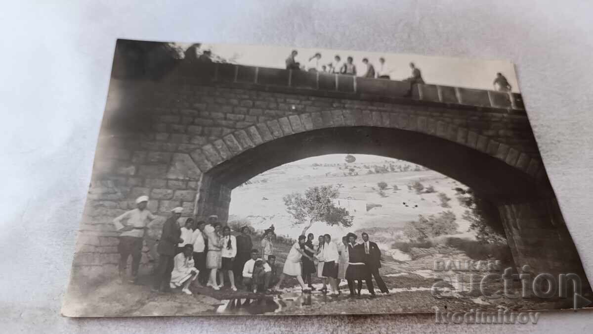 Fotografie Tineri și tinere pe pod peste râu