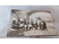 Φωτογραφία Νέων και κοριτσιών κάτω από γέφυρα ποταμού