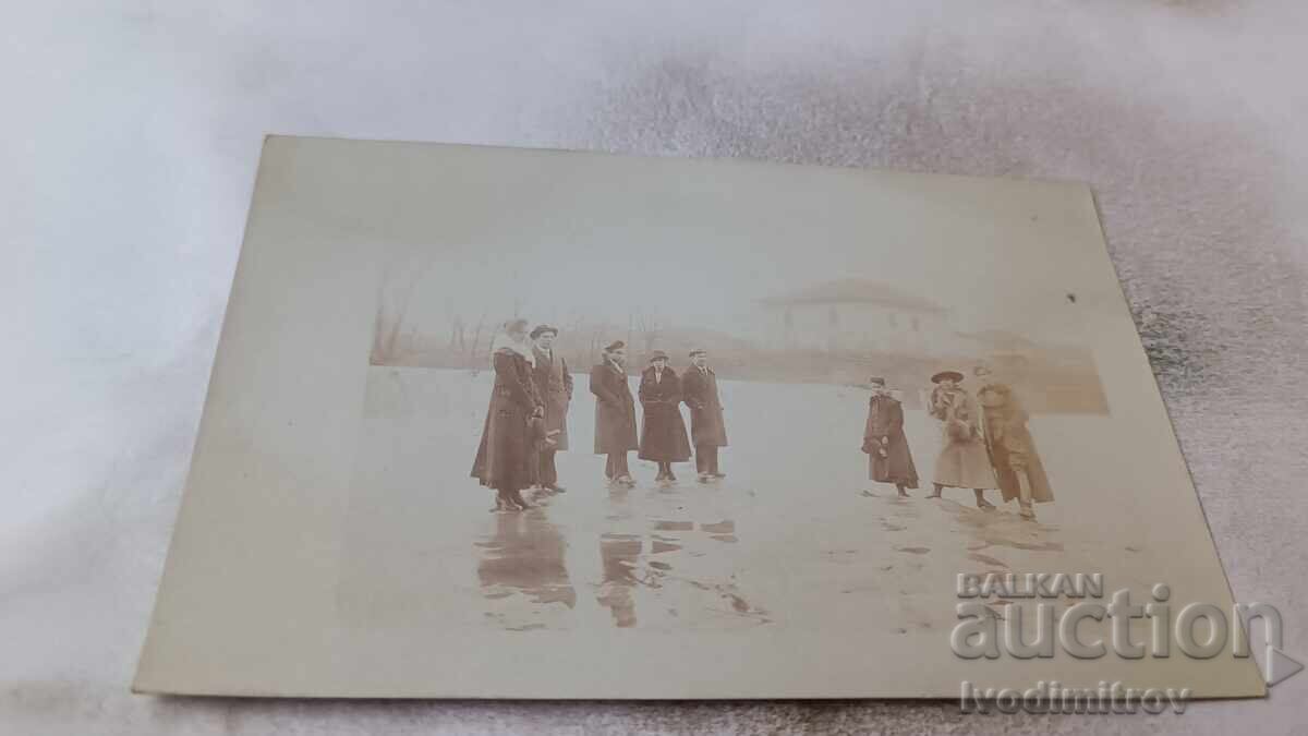 Photo Men and women on a frozen lake
