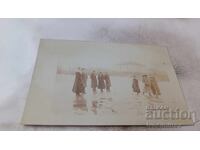 Photo Men and women on a frozen lake