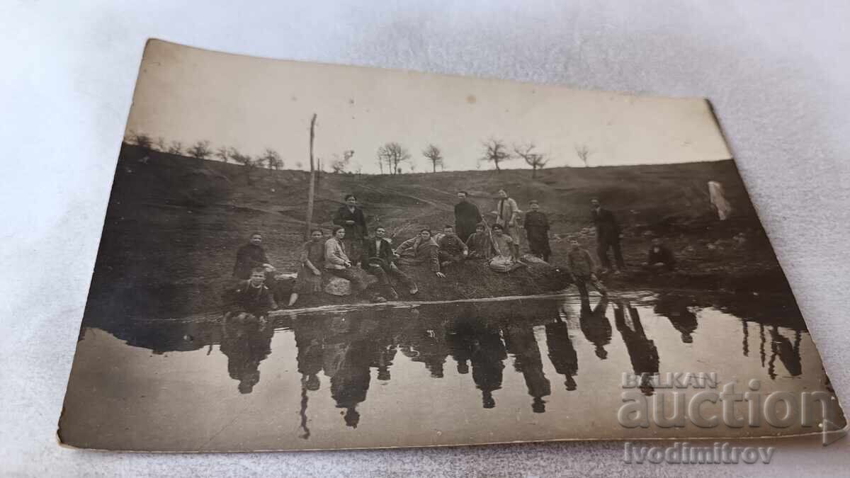 Φωτογραφία Καρά-ατσά Άνδρες και γυναίκες δίπλα στη λίμνη 1926 Φωτογραφία Καρά-ατσά Άνδρες και γυναίκες δίπλα στη λίμνη 1926