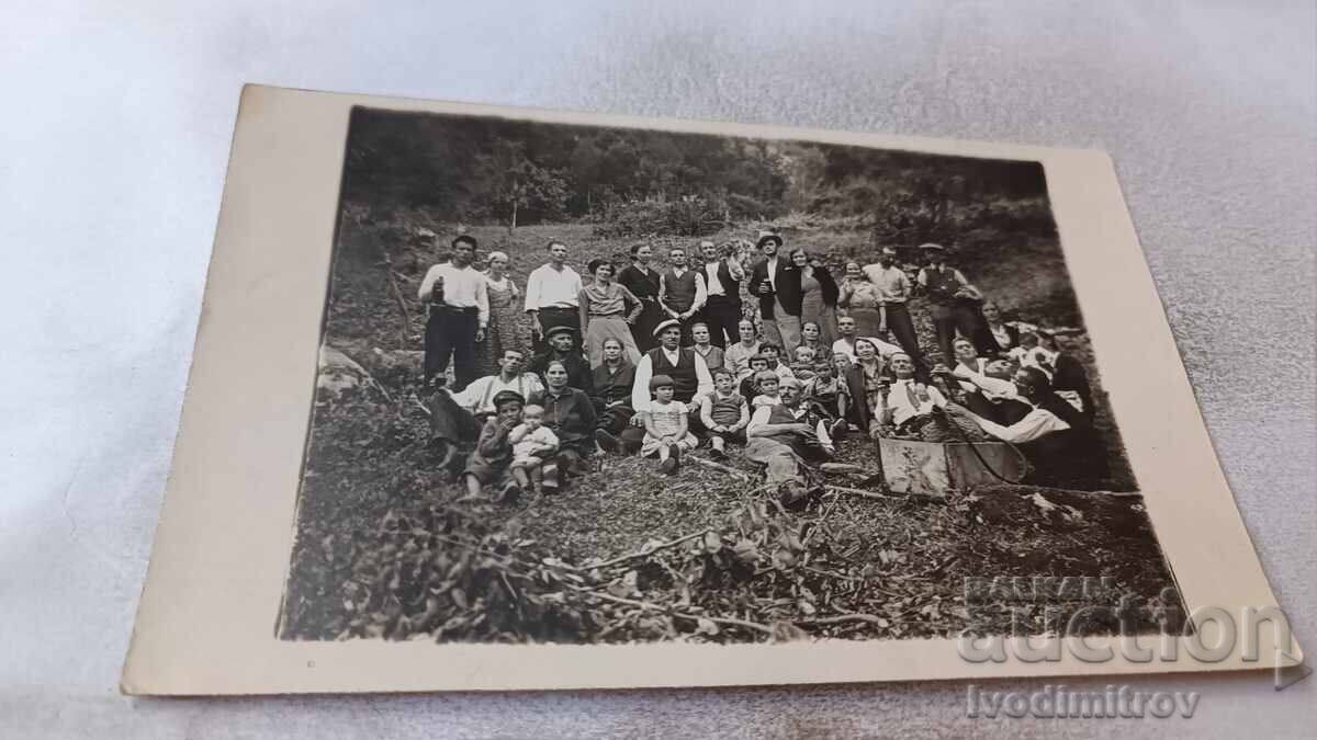 Снимка Рила Мъже жени и деца на пикник