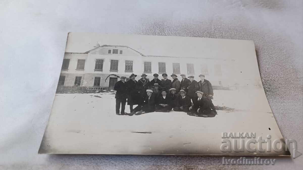 Снимка Ученици и преподаватели в двора на у-щето през зимата