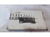 Снимка Ученици и преподаватели в двора на у-щето през зимата