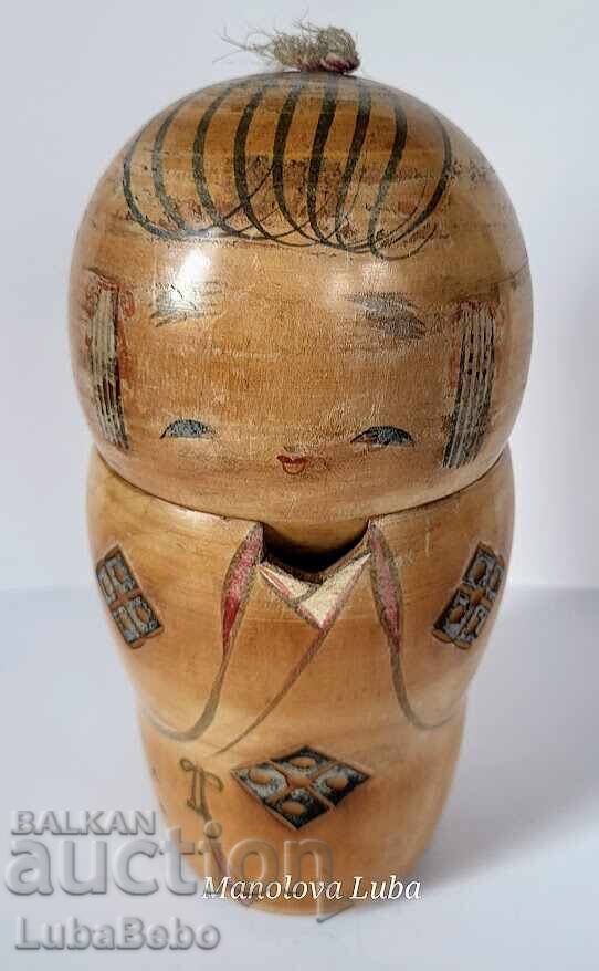 Papușa Kokeshi Sosaku cu preț 170.00 BGN | € 86.92 Papușa Kokeshi Sosaku cu preț 170.00 BGN | € 86.92