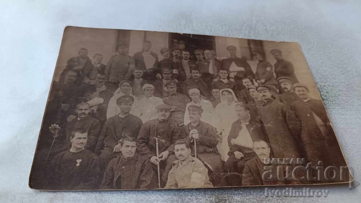 Φωτογραφία Αξιωματικών και στρατιωτών σε νοσοκομείο με γιατρούς και νοσοκόμες Φωτογραφία Αξιωματικών και στρατιωτών σε νοσοκομείο με γιατρούς και νοσοκόμες