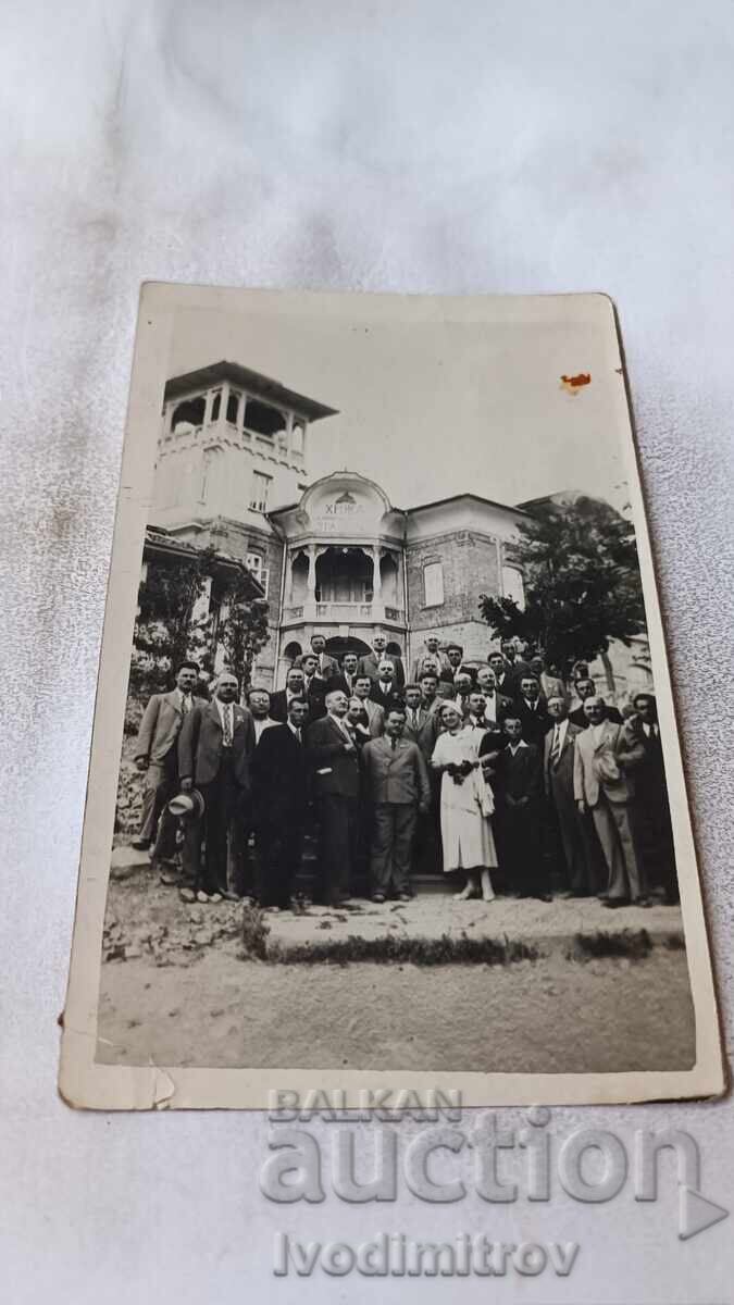 Φωτογραφία Βελίκο Τάρνοβο Άνδρες και γυναίκες μπροστά από το καταφύγιο Τραπέζιτσα