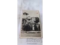 Φωτογραφία Βελίκο Τάρνοβο Άνδρες και γυναίκες μπροστά από το καταφύγιο Τραπέζιτσα