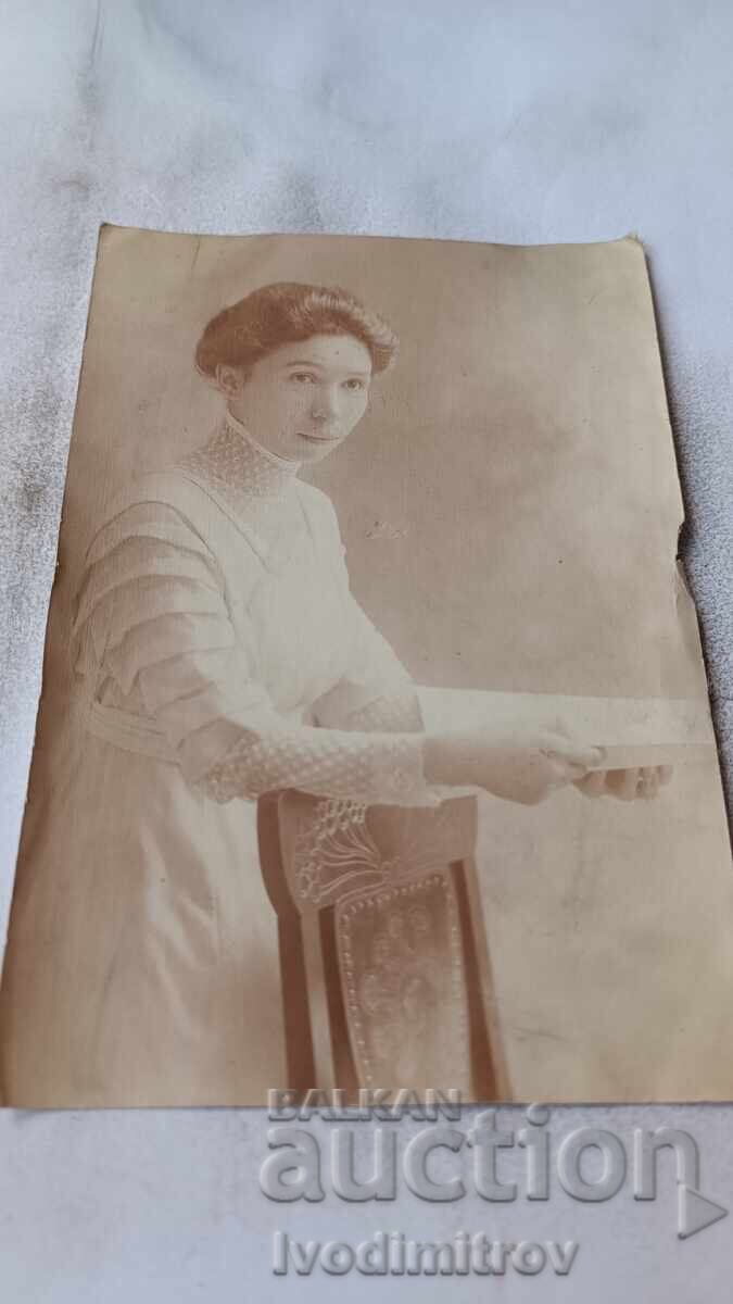 Снимка Млада жена с бяла рокля Снимка Млада жена с бяла рокля