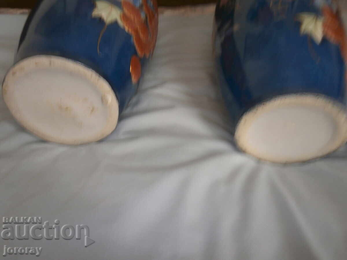 Auction Pair of porcelain vases Auction Pair of porcelain vases