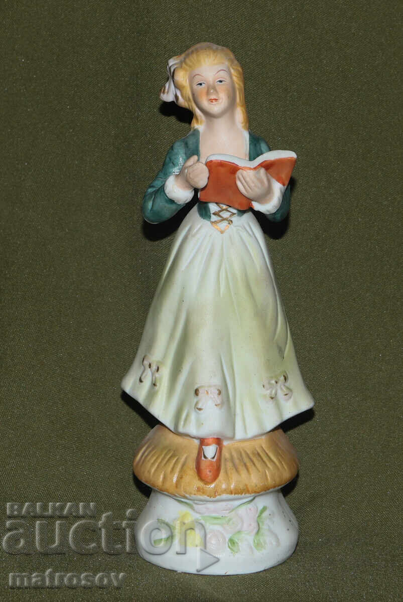 Πορσελάνινο ειδώλιο κοριτσιού με βιβλίο με τιμή 120.00 BGN | € 61.36