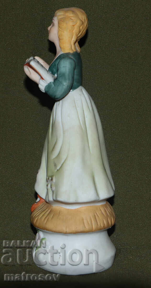 Παράδοση Πορσελάνινο ειδώλιο κοριτσιού με βιβλίο