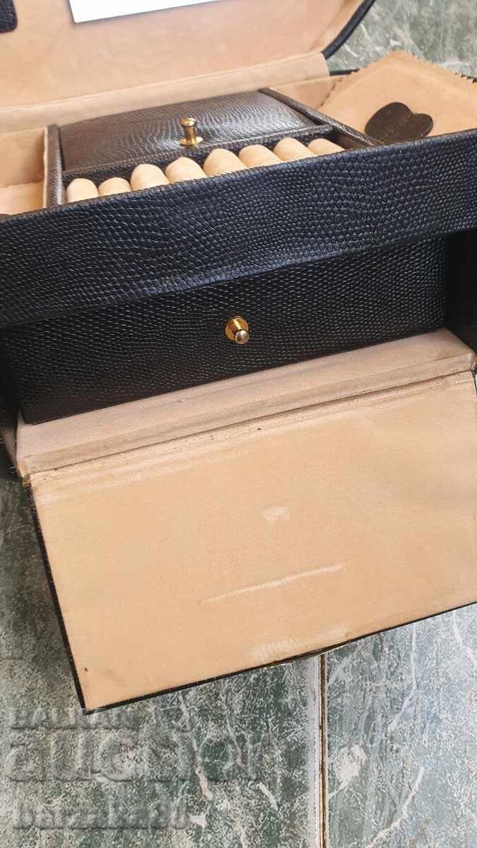 Livrarea Cutie de bijuterii Livrarea Cutie de bijuterii