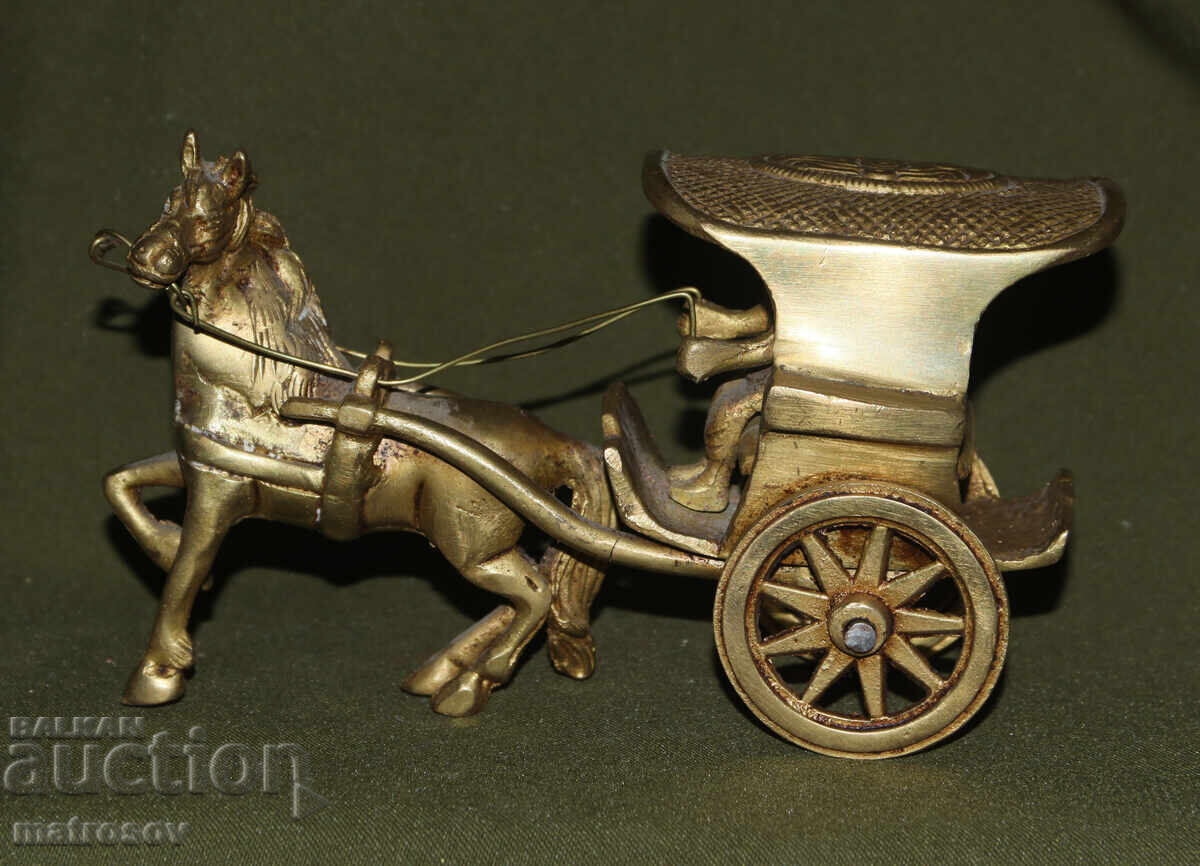 Стара месингова декорация, скулптура покрита карета с кон