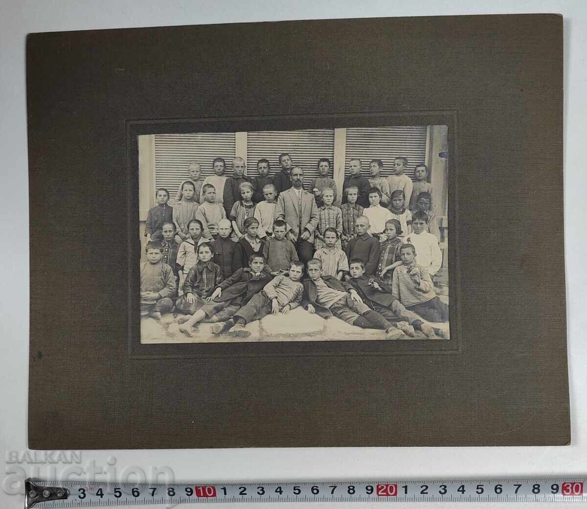 УЧЕНИЦИ УЧИТЕЛ УЧИЛИЩЕ МНОГО СТАРА СНИМКА ФОТОГРАФИЯ КАРТОН с цена 20.00 лв. | € 10.23