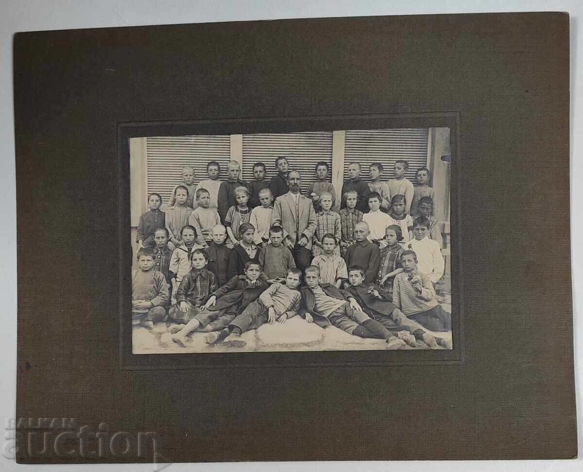 УЧЕНИЦИ УЧИТЕЛ УЧИЛИЩЕ МНОГО СТАРА СНИМКА ФОТОГРАФИЯ КАРТОН