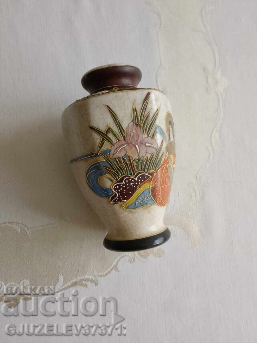 порцеланова японска ваза с напукан ефект и рисувана със 24 к с цена 250.00 лв. | € 127.82