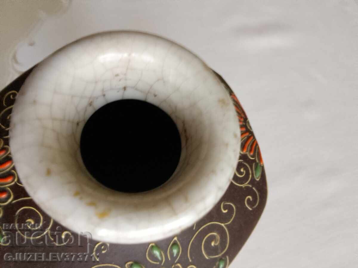 Аукцион порцеланова японска ваза с напукан ефект и рисувана със 24 к