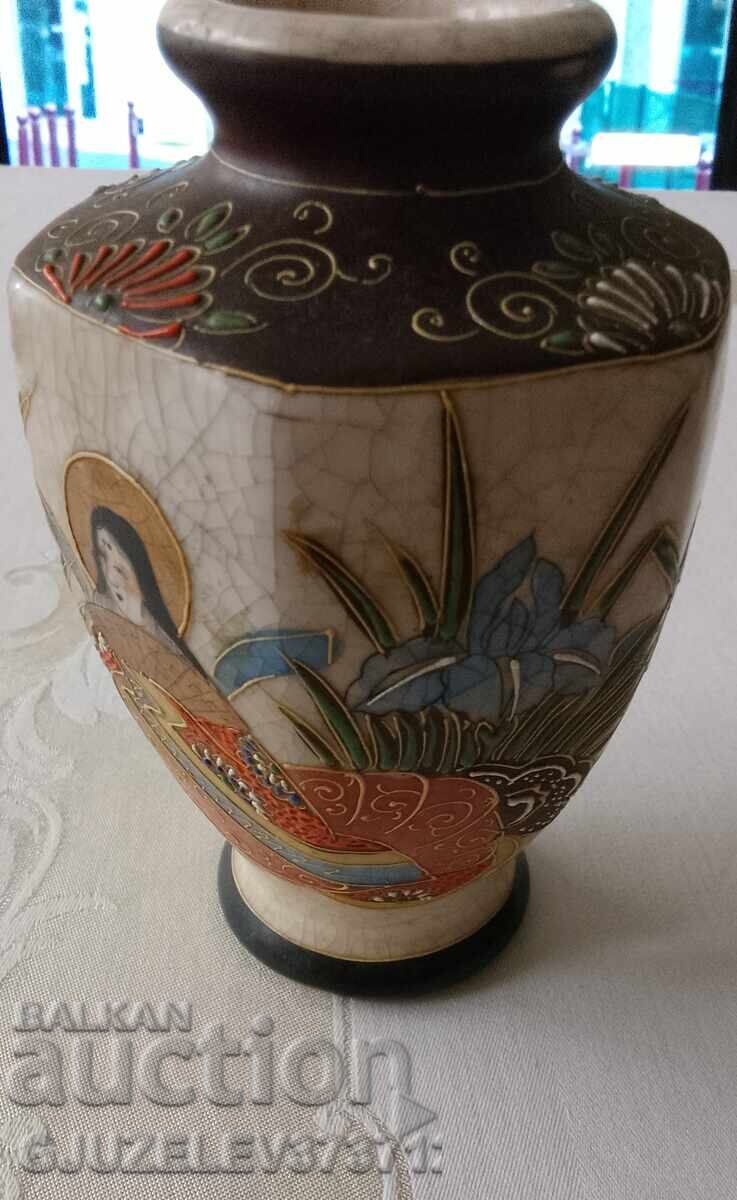 порцеланова японска ваза с напукан ефект и рисувана със 24 к