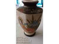 Vază japoneză din porțelan cu efect crăpat și pictată cu aur de 24k