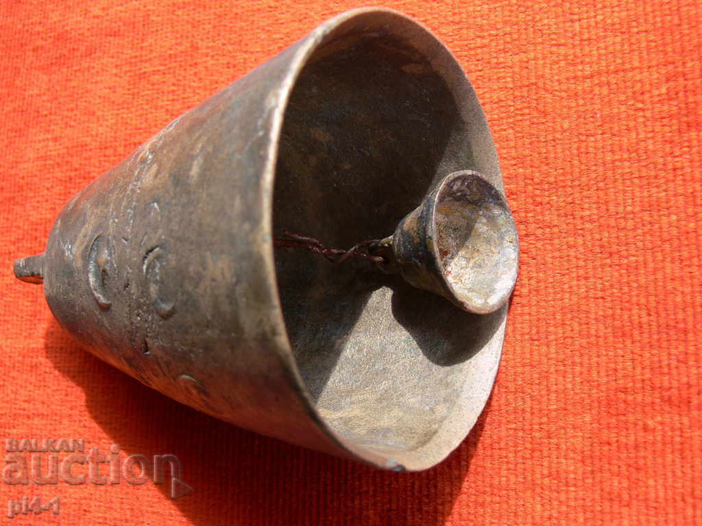 Стар бронзов чан, звънец с цена 130.00 лв. | € 66.47 Стар бронзов чан, звънец с цена 130.00 лв. | € 66.47