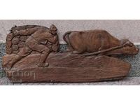 Sculptură masivă, sculptată manual, reprezentând un țăran cu bou