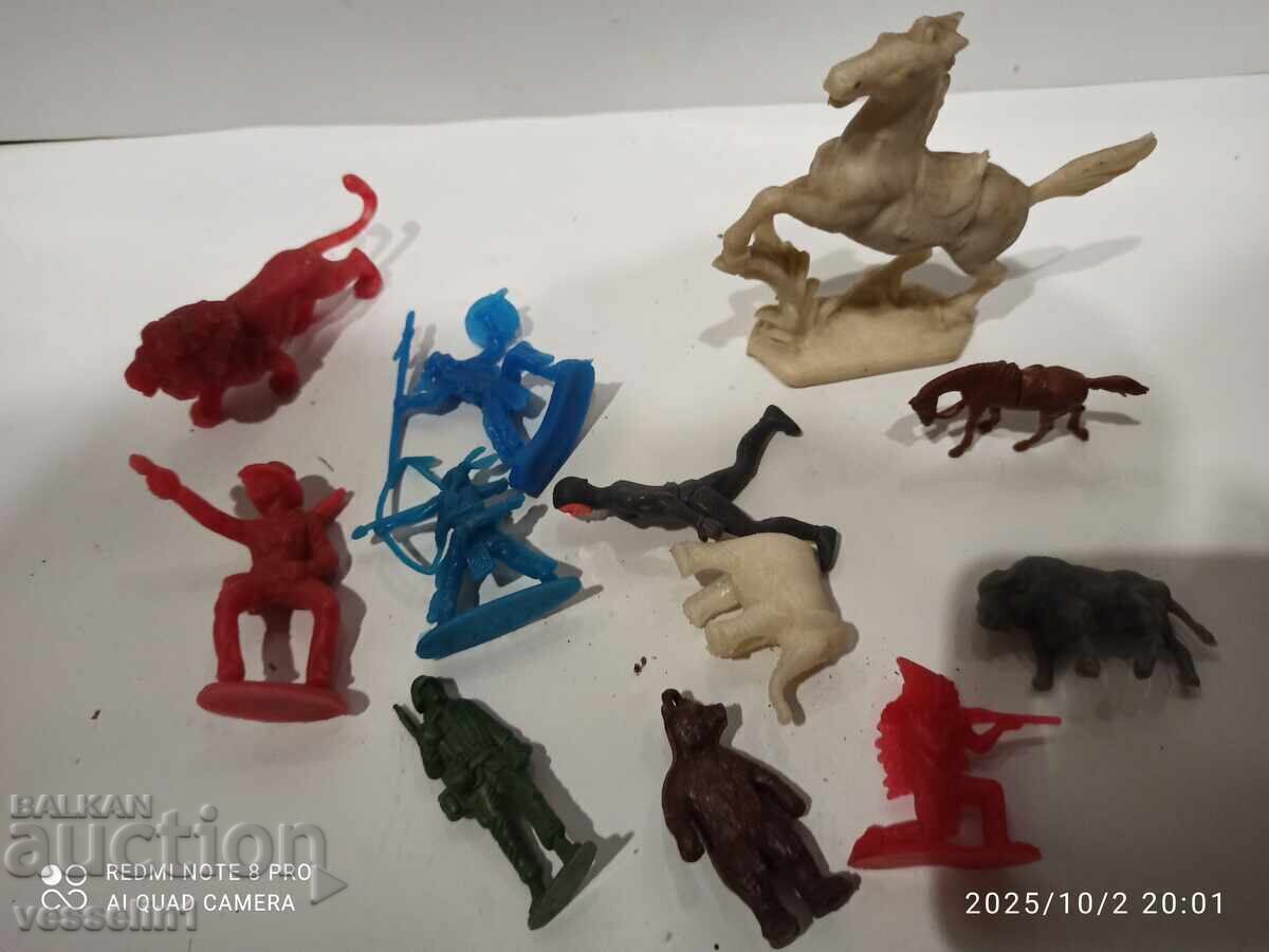 Lot vechi figurine din perioada comunistă: indieni, cowboy, animale, soldați Lot vechi figurine din perioada comunistă: indieni, cowboy, animale, soldați